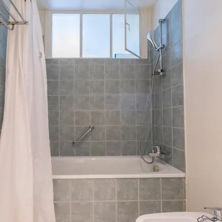 Chapelle 2 - Kp - Great F2 Perfect For 4 Guests - Lively Area Apartment *